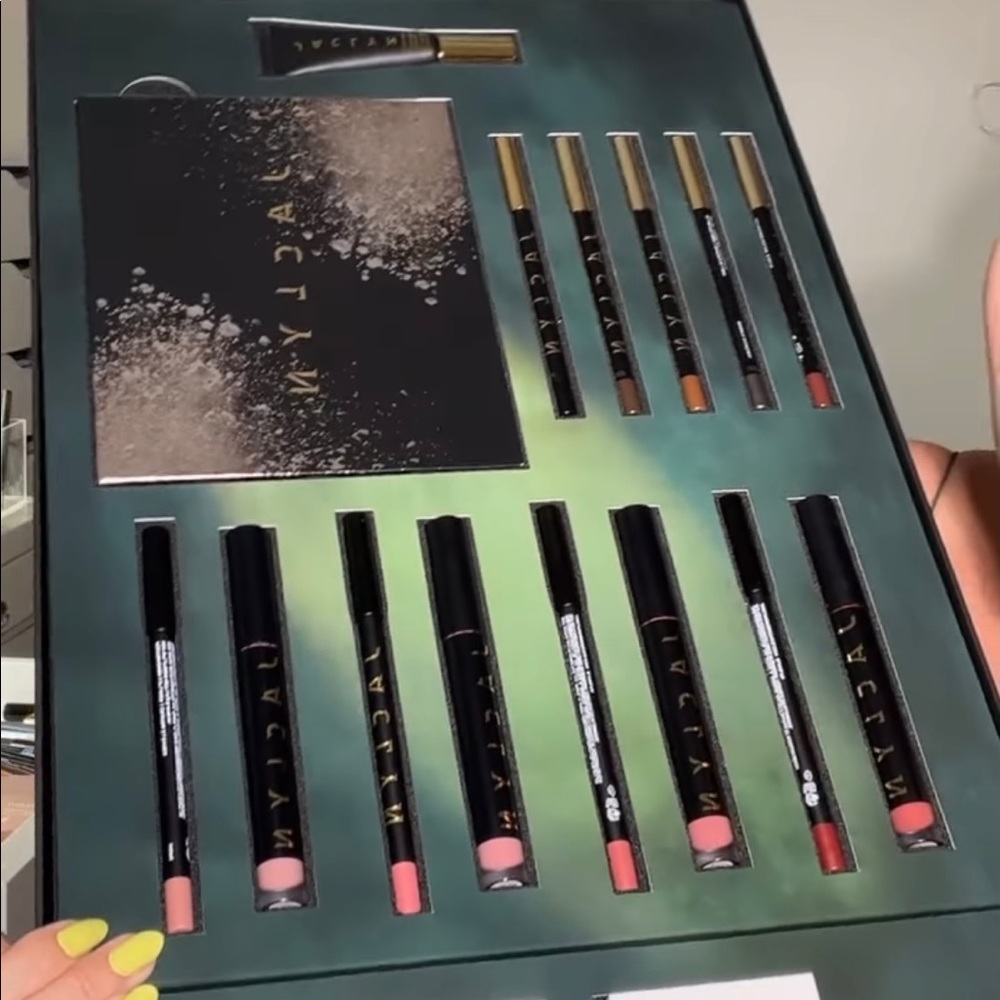 ISO the Jaclyn Cosmetics Mother’s Day PR Box